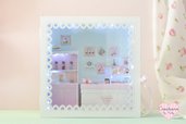 Roombox bakery con miniature dolci in stile shabby