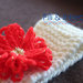 fascia per capelli di lana lavorata a maglia con fiore rosso e dorato