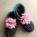 pantofole babbucce calze in lana fatte a mano con fiori all'uncinetto  - calze casa - calze ai ferri 