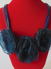 Collana blu in cordino e fiori in organza