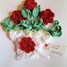 Centrino uncinetto in cotone bianco con rose rosse e foglie verdi