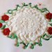 Centrino uncinetto in cotone bianco con rose rosse e foglie verdi