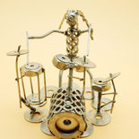batterista batteria percussioni  acciaio figurapercussionista bonghi in acciaio scultura tamburo art metal arte del riciclo riciclato