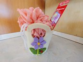 Piccola borsetta da bambina in feltro decorata con fiorellino contenente spugna e spazzolino per denti.