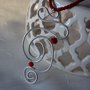 Gioielli, collana con pendente  in alluminio zigrinato con cristalli opachi rossi. Realizzato a mano
