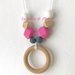 Collana allattamento con anello in legno e perle esagonali in silicone fucsia/grigio