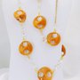 Collana lunga in ottone, cristallo ed elementi acrilici "Orange twist"