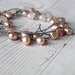 Collana lunga in seta con perle di acquadolce quarzo rosa e argento. Sottile ed elegante è fatta a mano.