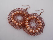 Orecchini crochet in filo di rame e perle di fiume rosa.