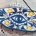Brucia incenso di ceramica forma ovale allungato, manufatto con decoro blu con occhio centrale