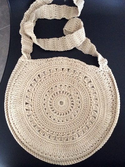Borsa tonda con tracolla realizzata all’uncinetto Borsa tonda con tracolla realizzata all’uncinetto