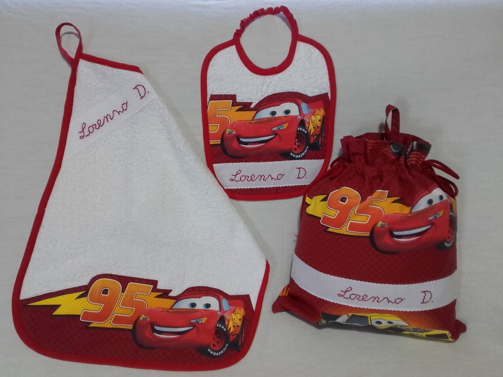Set Di 2 Salviette Personalizzate Per Asilo In Spugna Di Cotone 100% Made In Italy. Con Nome Ricamato (fino A 95°) E Pratico Appendino. Morbide E Resistenti, Colore Panna, 47x40 Cm.