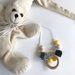 Collana allattamento con anello in legno e perle esagonali in silicone giallo/nero/grigio