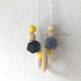 Collana allattamento con anello in legno e perle esagonali in silicone giallo/nero/grigio