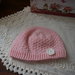 Cappello lana rosa e fiore bianco con perlina.