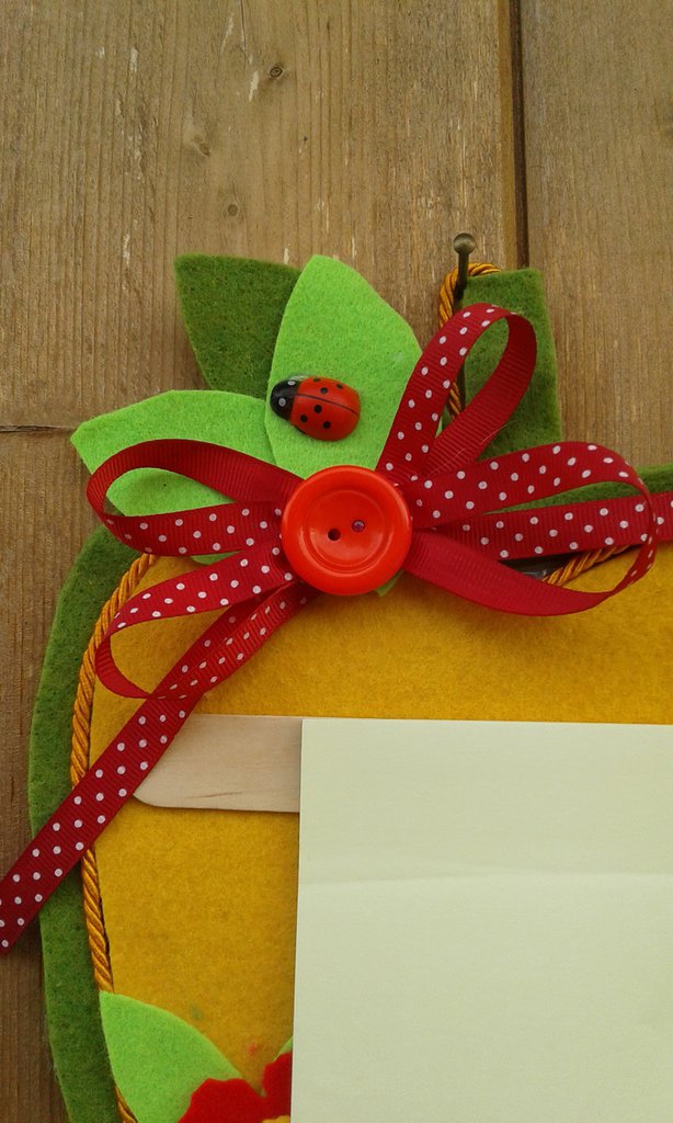 Mini ghirlanda di bolle di Pasqua: decorazione da appendere con pompon in feltro color pastello, realizzata a mano - Italia