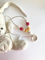 Collana allattamento/dentizione con anello in legno e perle in legno Giallo/rosso