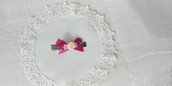 Fermaglietto da bambina a forma di molletta decorato con fiocchetto fucsia e rosellina di raso di colore rosa e verde