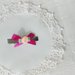 Fermaglietto da bambina a forma di molletta decorato con fiocchetto fucsia e rosellina di raso di colore rosa e verde