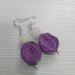 Orecchini pendenti piccoli e leggeri di carta, metallo e pietre dure fatti a mano color violetto.