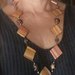 Collana con rombi in agata nocciola e stelline in bronzo, color caramello, collana sui toni del marrone, collana autunnale