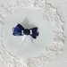 Fermaglietto da bambina a forma di molletta realizzato a mano con fiocchetto di organza blu con rosellina di raso blu e bianca