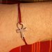 Bracciale di corda con pendente charm in argento Ankh - croce egiziana, fatto a mano