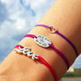 Bracciale di corda con pendente charm in argento LOVE, fatto a mano