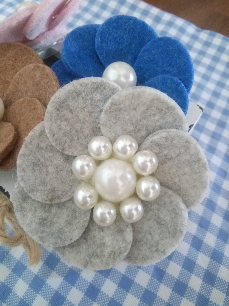 Spilla Grande A Forma Di Camelia In Raso E PU – Fiore Ornamentale Per Abiti Da Sposa, Ballo, Matrimonio E Cerimonie – Regalo Elegante Unisex