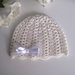 Cappellino neonata uncinetto cotone avorio / fiocco raso bianco