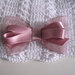 Set coordinato cappellino scarpine fascetta neonata uncinetto cotone bianco / raso rosa antico