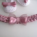 Set coordinato cappellino scarpine fascetta neonata uncinetto cotone bianco / raso rosa antico