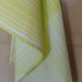 Asciugapiatti dal colore billante bianco e verde pistacchio con grazioso merletto a ondine di colore bianco