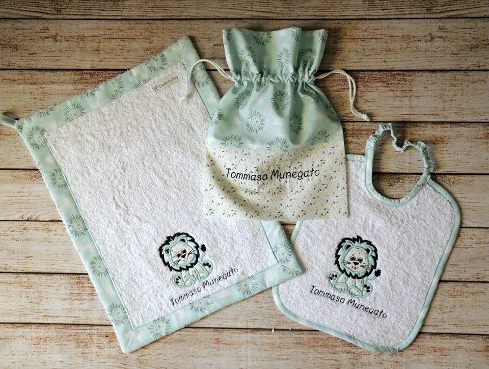 Set Asilo Personalizzato Lulibù – Bavaglino, Asciugamano E Sacca Con Nome E Animaletto, Pensato Per Bimbi E Bimbe, Made In Italy