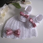 Set coordinato cappellino scarpine neonata uncinetto cotone bianco / raso rosa antico   
