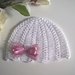 Set coordinato cappellino scarpine neonata uncinetto cotone bianco / raso rosa antico   