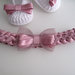 Set coordinato neonata scarpine uncinetto cotone bianco / fascetta raso rosa antico
