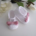 Scarpine neonata uncinetto cotone bianco / fiocco raso rosa antico   
