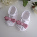 Scarpine neonata uncinetto cotone bianco / fiocco raso rosa antico   