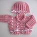 Coordinato golfino maglioncino cappellino neonata uncinetto color rosa raso bianco lana merino fatto a mano idea regalo corredino nascita battesimo cerimonia handmade crochet  