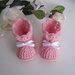 Coordinato cappellino scarpine neonata uncinetto lana merino color rosa fiocco bianco fatto a mano idea regalo corredino nascita battesimo cerimonia handmade crochet  