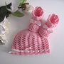 Coordinato cappellino scarpine neonata uncinetto lana merino color rosa fiocco rosa fatto a mano idea regalo corredino nascita battesimo cerimonia handmade crochet  