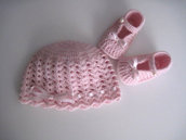 Coordinato cappellino scarpine neonata uncinetto lana merino color rosa chiaro fatto a mano idea regalo corredino nascita battesimo cerimonia handmade crochet   