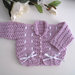 Golfino maglioncino neonata uncinetto lana merino color lilla idea regalo corredino nascita battesimo cerimonia handmade crochet 