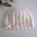 Cappellino neonata uncinetto lana merino color panna fiocco rosa tenue fatto a mano idea regalo corredino nascita battesimo cerimonia handmade crochet 
