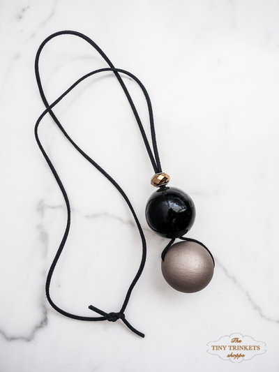 Collana con grandi perle in legno dipinte a mano Collana con grandi perle in legno dipinte a mano