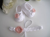 Scarpine fascetta per capelli neonata uncinetto bianco fiore rosa tenue fatto a mano idea regalo nascita cerimonia battesimo cotone handmade crochet