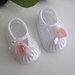 Scarpine fascetta per capelli neonata uncinetto bianco fiore rosa tenue fatto a mano idea regalo nascita cerimonia battesimo cotone handmade crochet