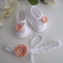 Set coordinato scarpine fascetta per capelli neonata uncinetto bianco fiore pesca fatto a mano idea regalo nascita cerimonia battesimo cotone handmade crochet