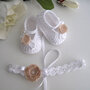Set coordinato scarpine fascetta per capelli neonata uncinetto bianco fiore beige chiaro fatto a mano idea regalo nascita cerimonia battesimo cotone handmade crochet